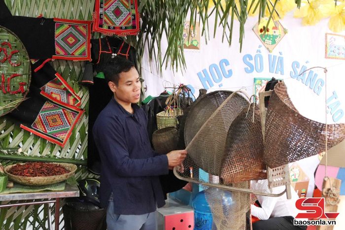 Gian hàng trưng bày sản phẩm địa phương tại Ngày hội văn hóa, thể thao các dân tộc xã Chiềng Lao năm 2026.