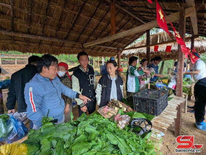 Phiên chợ xanh xã Chiềng Lao.
