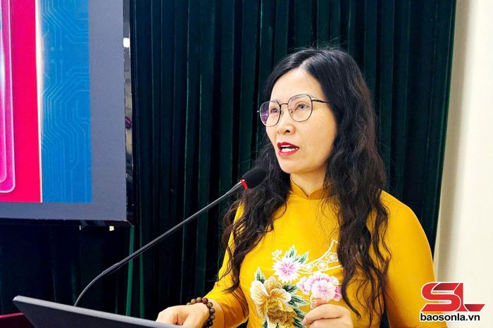 Lãnh đạo Trường Chính trị tỉnh Lào Cai trình bày tham luận tại hội thảo.