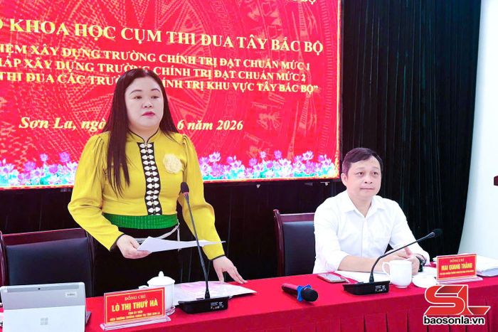 Lãnh đạo Trường Chính trị tỉnh Sơn La phát biểu tại hội thảo.