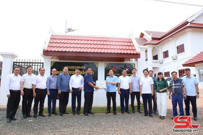 Đoàn công tác của tỉnh Sơn La tặng quà cho Sở Ngoại vụ tỉnh Luông Pha Bang.