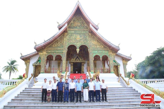 Đoàn công tác chụp ảnh lưu niệm tại Bảo tàng Hoàng cung Luông Pha Bang.