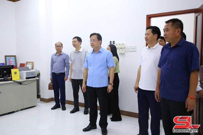 Thăm Sở Ngoại vụ tỉnh Luông Pha Bang.