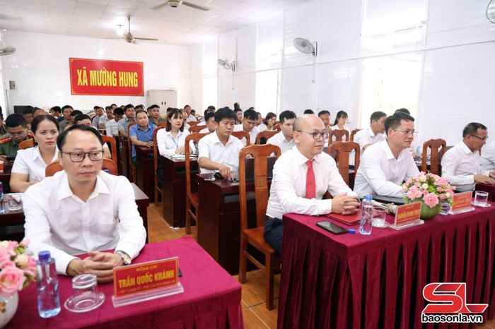 Các đại biểu dự hội nghị tiếp xúc cử tri.