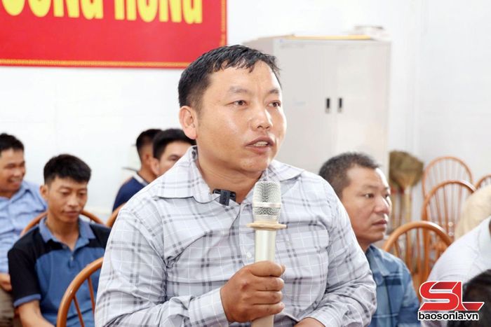 Đại diện cử tri bản bản Ít Lót kiến nghị tại hội nghị.
