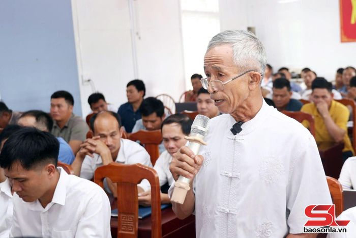 Đại diện cử tri bản Co Tra kiến nghị tại hội nghị.