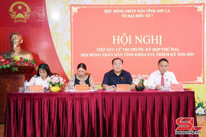 Các đồng chí chủ trì hội nghị.