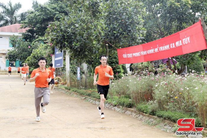 Học viên Cơ sở Cai nghiện ma túy tỉnh tham gia giải chạy phong trào "Khỏe để tránh xa ma túy".