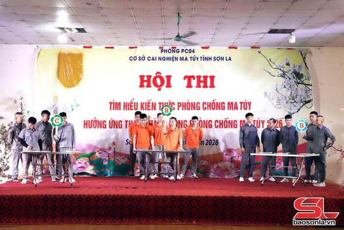 Các học viên Cơ sở cai nghiện ma túy tỉnh tham gia trả lời đáp án ở phần thi kiến thức.