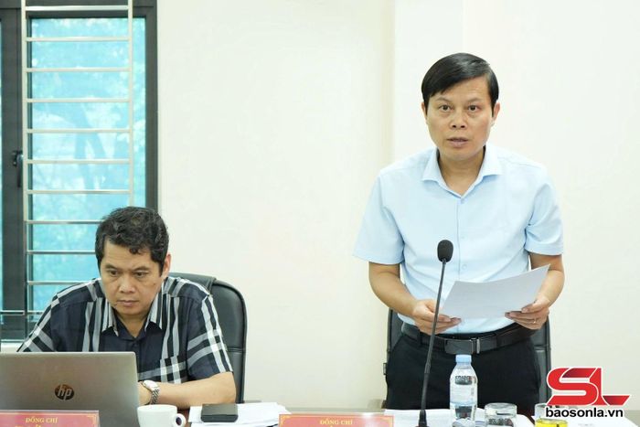 Đồng chí Phó Bí thư Đảng ủy Các cơ quan Đảng tỉnh phát biểu tại hội nghị.
