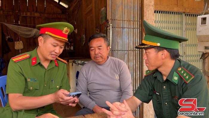 Công an xã Phiêng Khoài phối hợp với Đồn Biên phòng Chiềng On tuyên truyền phổ biến pháp luật cho bà con.