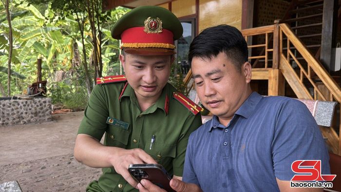 Công an xã Yên Châu hướng dẫn người dân cài đặt định danh điện tử.