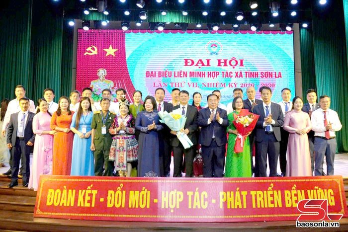 Lãnh đạo Liên minh HTX Việt Nam, Ủy ban MTTQ Việt Nam tỉnh tặng hoa chúc mừng Ban chấp hành Liên minh HTX tỉnh Sơn La, nhiệm kỳ 2025-2030.