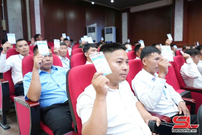 Các đại biểu biểu quyết thông qua các chỉ tiêu Nghị quyết nhiệm kỳ 2026-2030.