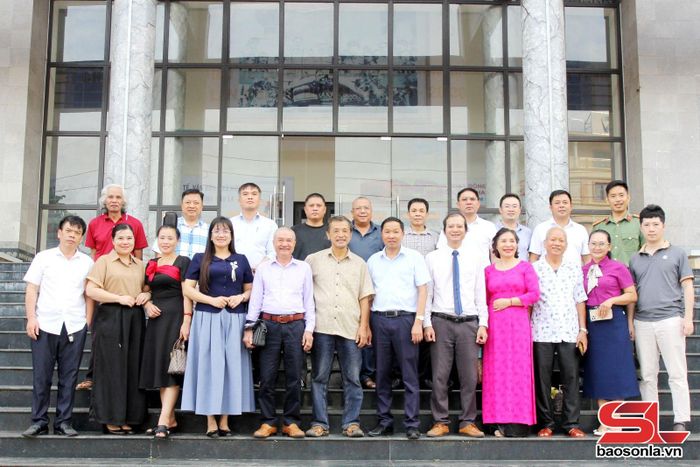 Các đại biểu dự đại hội chụp ảnh lưu niệm