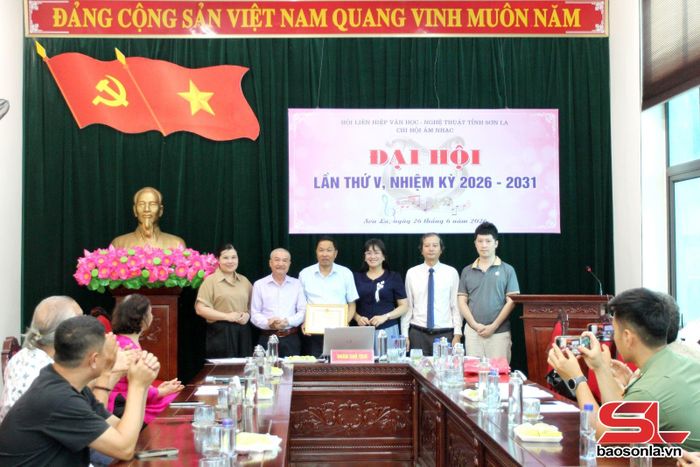 Đồng chí Lê Chương - Chủ tịch Hội Liên hiệp Văn học Nghệ thuật tỉnh trao Giấy khen cho tập thể Ban Chấp hành Chi hội Âm nhạc tỉnh 