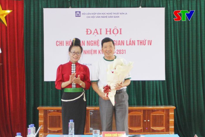 Hội Liên hiệp Văn học Nghệ thuật tỉnh tặng hoa Đại hội