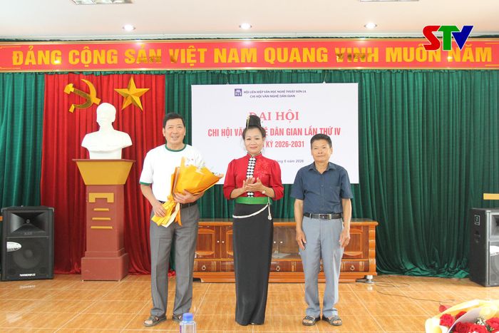 Lãnh đạo Hội Liên hiệp Văn học Nghệ thuật tỉnh tặng hoa chúc mừng Ban Chấp hành Chi hội Văn nghệ dân gian khóa IV