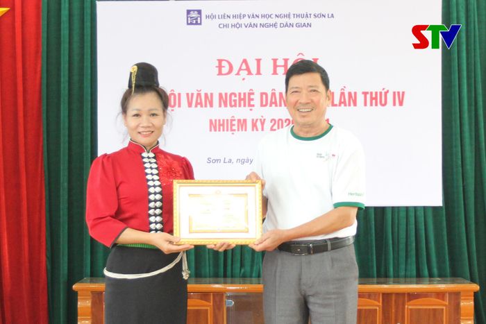 Lãnh đạo Hội Liên hiệp Văn học Nghệ thuật tỉnh trao Bằng khen cho cá nhân có thành tích trong công tác xây dựng, phát triển Hội.