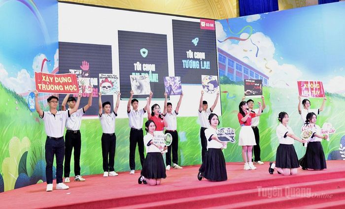 Các em học sinh hào hứng tham gia Cuộc thi “Trường học không ma túy” tổ chức tại Trường Phổ thông Dân tộc nội trú THPT tỉnh, giúp đẩy mạnh tuyên truyền, nâng cao ý thức phòng, chống ma túy trong cộng đồng.