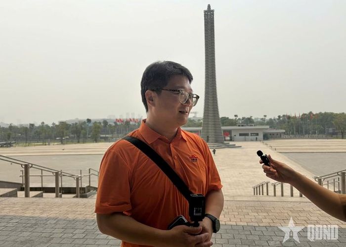 Anh A Qi nhiệt tình chia sẻ về cảm nhận khi tham quan tại Bảo tàng Lịch sử Quân sự Việt Nam.