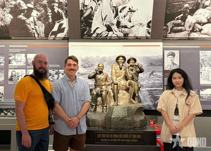 Anthony và Jerome hào hứng khi chia sẻ trải nghiệm tham quan tại Bảo tàng Lịch sử Quân sự Việt Nam.