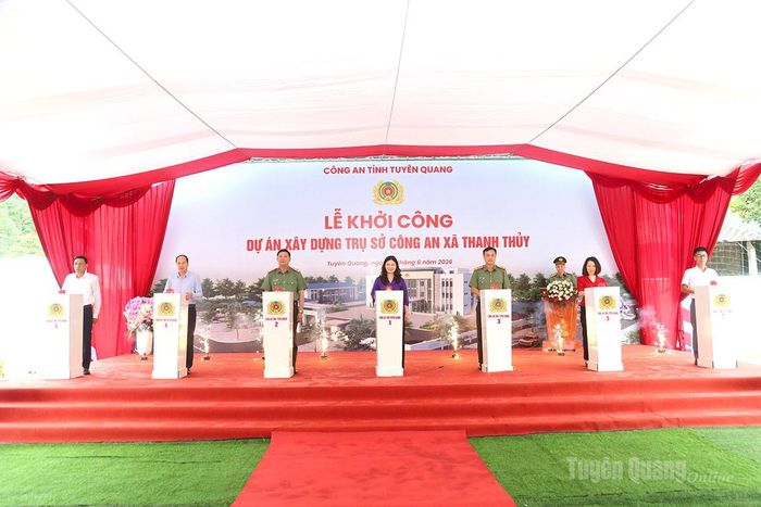 Phó Chủ tịch UBND tỉnh Vương Ngọc Hà và lãnh đạo Công an tỉnh, các đại biểu ấn nút khởi công dự án.