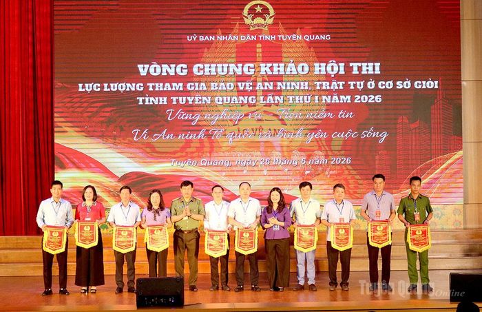 Đồng chí Vương Ngọc Hà, Ủy viên Ban Thường vụ Tỉnh ủy, Phó Chủ tịch UBND tỉnh và lãnh đạo Công an tỉnh trao Cờ lưu niệm cho các đội tham gia vòng chung khảo.
