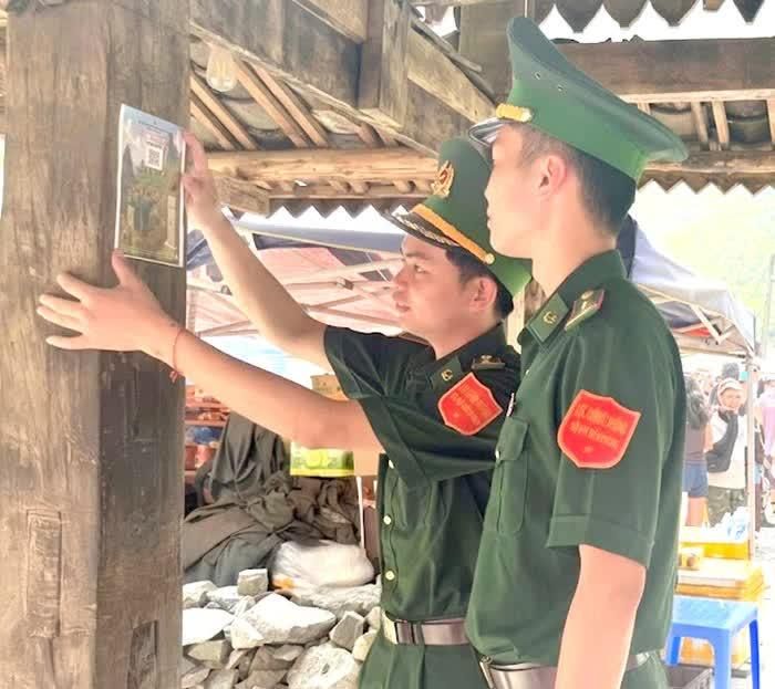 Mã QR tố giác tội phạm được triển khai tại chợ phiên, tạo thuận lợi cho người dân tham gia bảo vệ an ninh biên giới.