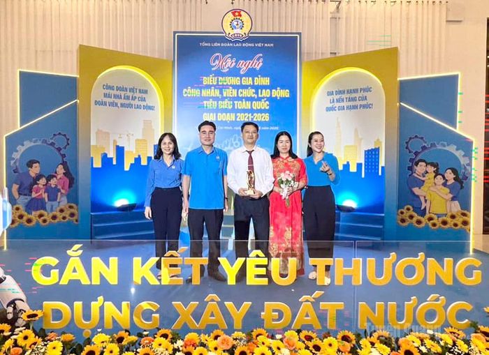 Gia đình anh Phạm Chí Cường, Phó Giám đốc, Chủ tịch Công đoàn cơ sở Trung tâm Y tế khu vực Chiêm Hóa (người đứng giữa) đã vinh dự được biểu dương Gia đình Viên chức tiêu biểu do Tổng Liên đoàn Lao động Việt Nam bầu chọn.