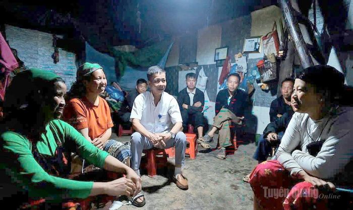 Cán bộ Trạm Y tế xã Lũng Cú tuyên tuyền cho người dân các biện pháp phòng chống sốt xuất huyết.
