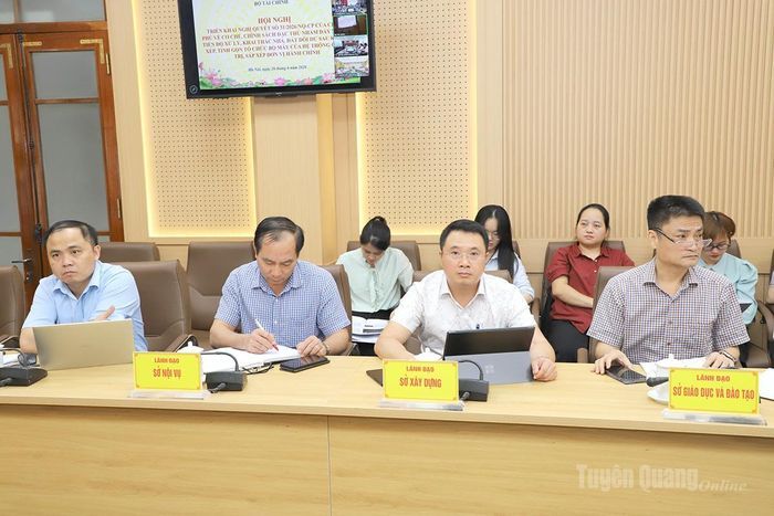 Lãnh đạo các sở, ngành dự hội nghị tại điểm cầu tỉnh Tuyên Quang.