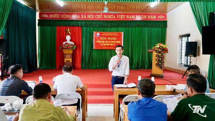 Trợ giúp viên Trung tâm Trợ giúp pháp lý nhà nước tỉnh Thái Nguyên phổ biến các quy định pháp luật và chính sách trợ giúp pháp lý cho người dân tại cơ sở.