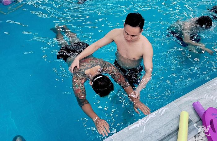 Anh Nguyễn Minh Hiếu hướng dẫn tỉ mỉ kỹ thuật cho một học viên tại bể bơi của Câu lạc bộ Hieu Swimming Academy.