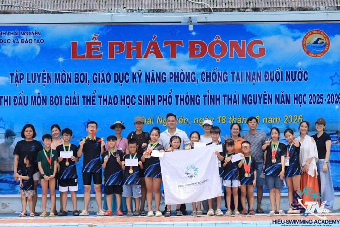 Huấn luyện viên Nguyễn Minh Hiếu gửi gắm mong muốn được kết nối để mang các lớp dạy bơi sinh tồn miễn phí đến với trẻ em nghèo vùng khó khăn.