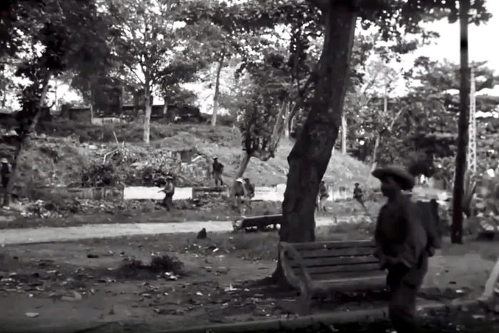 Quân Pháp chiếm dinh công sứ.