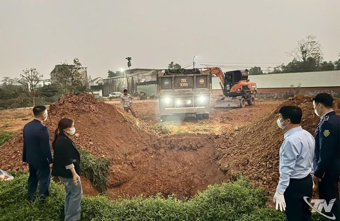 Lực lượng Quản lý thị trường phối hợp với các cơ quan chức năng tiêu hủy hàng hóa vi phạm.