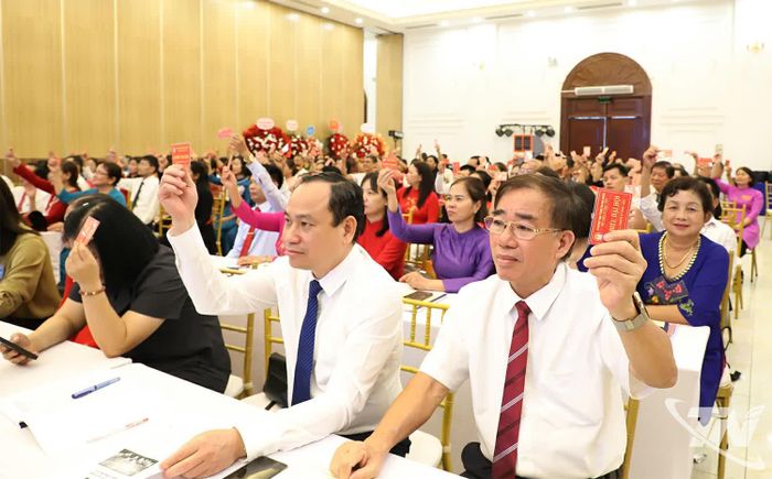 Các đại biểu biểu quyết bầu Ban Chấp hành Hội Khuyến học tỉnh khóa I, nhiệm kỳ 2026-2031.