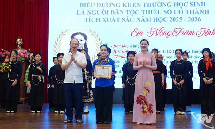Các học sinh dân tộc thiểu số có thành tích xuất sắc được biểu dương, khen thưởng tại Hội nghị.