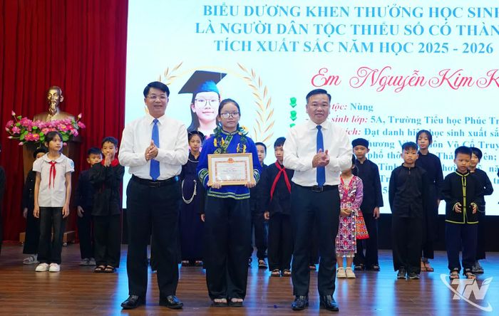 Đồng chí Phó Chủ tịch UBND tỉnh trao khen thưởng cho các em học sinh xuất sắc.