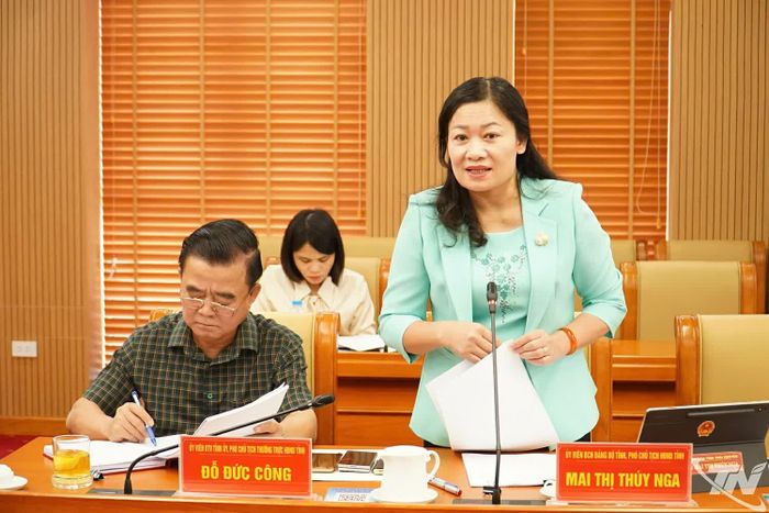 Đồng chí Mai Thị Thúy Nga, Phó Chủ tịch HĐND tỉnh phát biểu ý kiến tại Hội nghị.