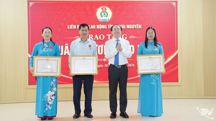 Thừa ủy quyền của Chủ tịch nước, đồng chí Nguyễn Đăng Bình trao Huân chương Lao động hạng Nhì cho 3 cá nhân.
