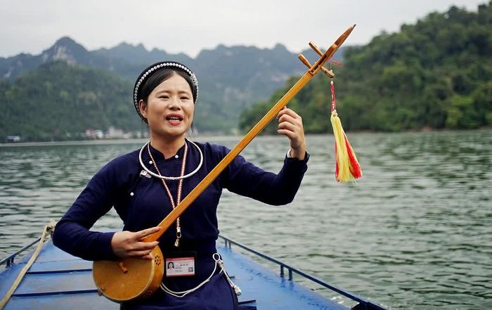 Nâng cây đàn tính, hòa thường hát Then cho du khách trong những chuyến hành trình.