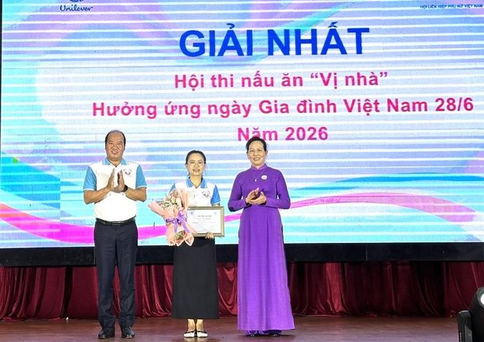  Trao giải nhất cuộc thi nấu ăn cho đội thi phường Thanh Thủy