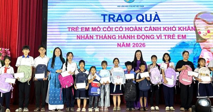  Tặng quà cho các em nhỏ có hoàn cảnh khó khăn