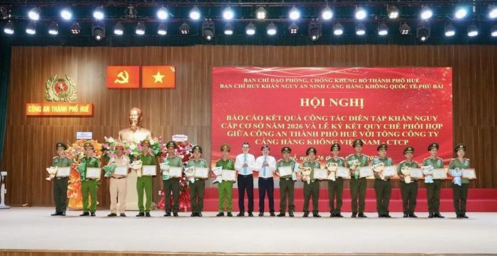 Khen thưởng các tập thể, cá nhân có nhiều thành tích trong công tác phối hợp bảo đảm an ninh, an toàn tại Cảng hàng không quốc tế Phú Bài 