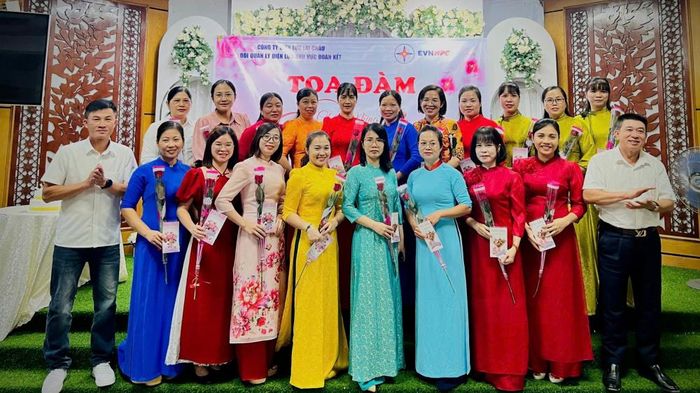 Chị Chi (áo đỏ, hàng thứ 2, thứ 4 từ phải sang) nhận hoa chúc mừng từ lãnh đạo đơn vị nhân dịp kỷ niệm ngày Quốc tế phụ nữ 8/3