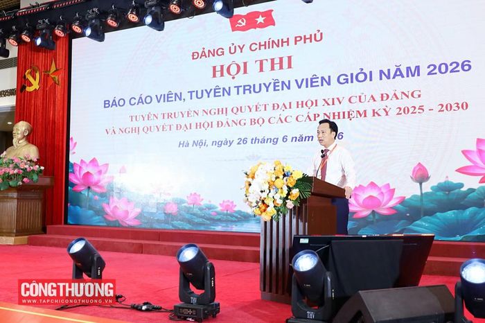 Ở Đảng bộ Chính phủ, mỗi báo cáo viên, tuyên truyền viên không chỉ là người làm công tác tư tưởng mà còn là một sứ giả của đổi mới, là cầu nối đưa chủ trương của Đảng đến với thực tiễn quản lý, điều hành của các bộ, ngành và đến với toàn xã hội, đồng chí Lại Xuân Lâm, Phó Bí thư Đảng ủy Chính phủ nhấn mạnh