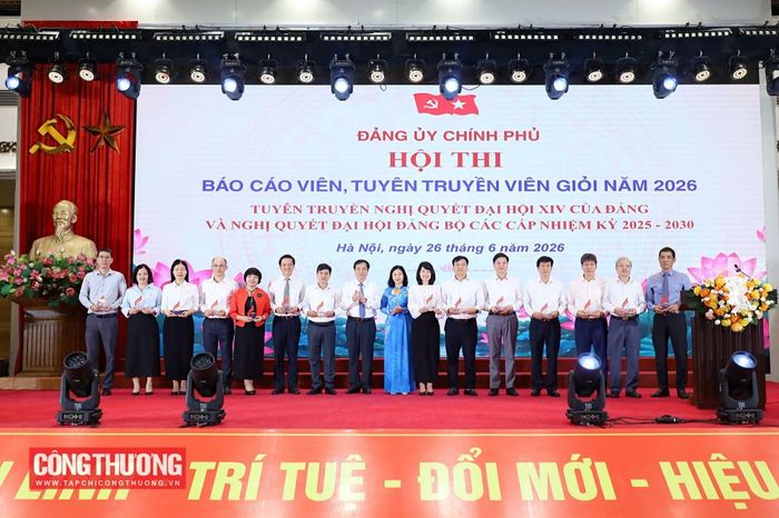  Đồng chí Nguyễn Thị Tuyến, Ủy viên Ban Chấp hành Trung ương Đảng, Phó Bí thư Đảng ủy Chính phủ và đồng chí Phan Xuân Thủy, Phó Trưởng Ban Tuyên giáo và Dân vận Trung ương trao tặng biểu trưng cho các đảng ủy trực thuộc có thí sinh tham gia Hội thi 