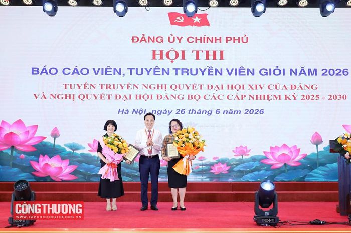  Đồng chí Lại Xuân Lâm, Phó Bí thư Đảng ủy Chính phủ vinh danh và ghi nhận tình cảm của các đơn vị đồng hành tổ chức Hội thi 